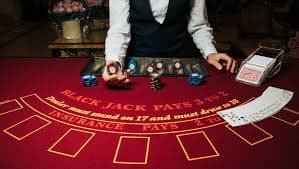 Dealer profesional duit 123 memutar roda roulette dengan kamera HD berkualitas tinggi